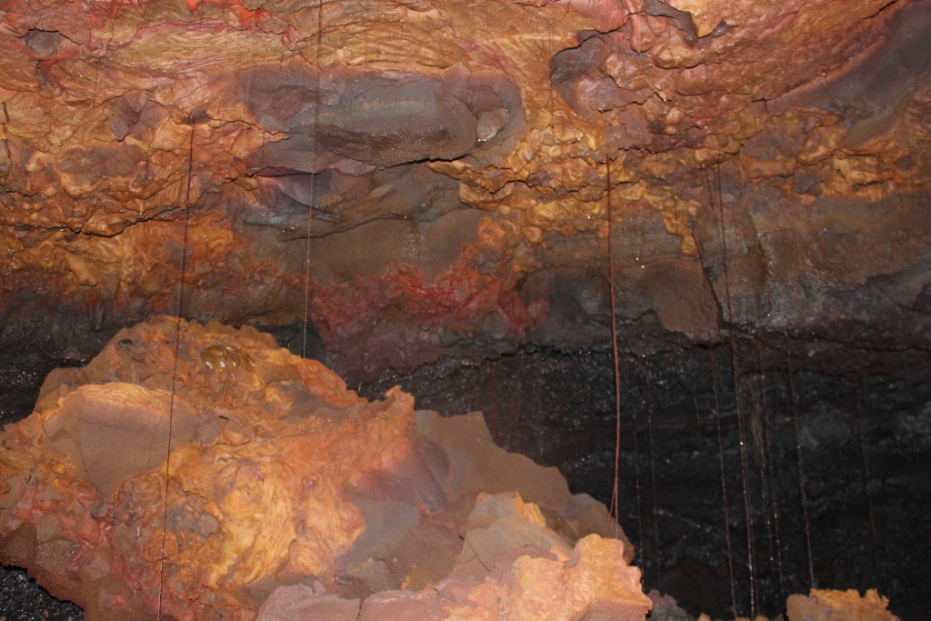 cavité dans tunnel de lave Réunion pris par Les Bons Plans de stef
