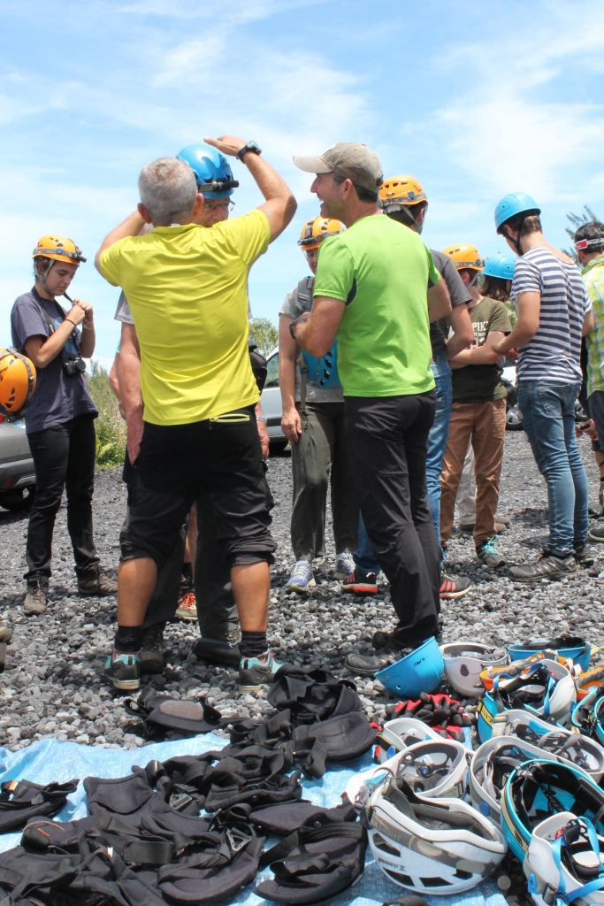 préparation à la visite guidée des tunnels de lave de la Réunion pris par Les Bons PLans de Stef